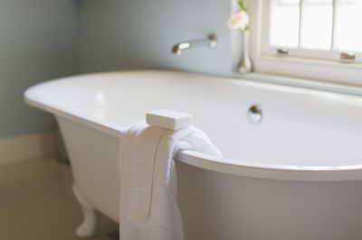 Elegant Bathtub with Clawfoot Design